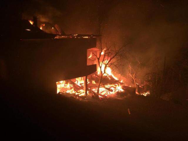 Artvin'de bu kez Ortaköy yandı: 7 ev alevlere teslim oldu
