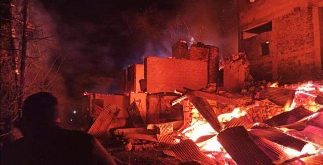 Artvin'de bu kez Ortaköy yandı: 7 ev alevlere teslim oldu