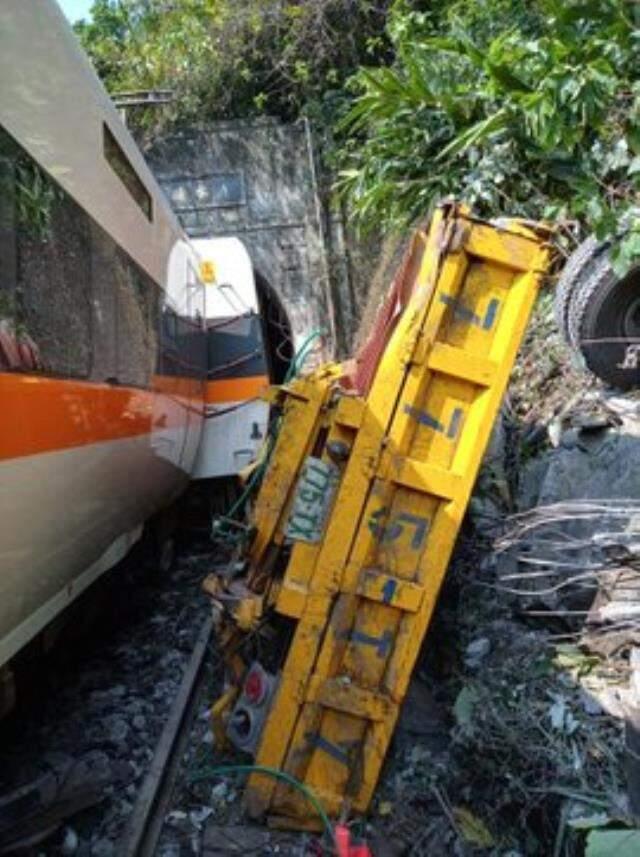 Tayvan'da tren raydan çıktı: En az 36 kişi hayatını kaybetti