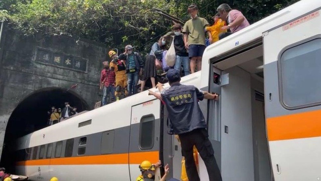 Tayvan'da yolcu treni tünelde raydan çıktı: En az 34 ölü