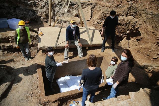 Bodrum'da bulunan 2 bin 400 yıllık lahidin kapağı ilk kez açıldı