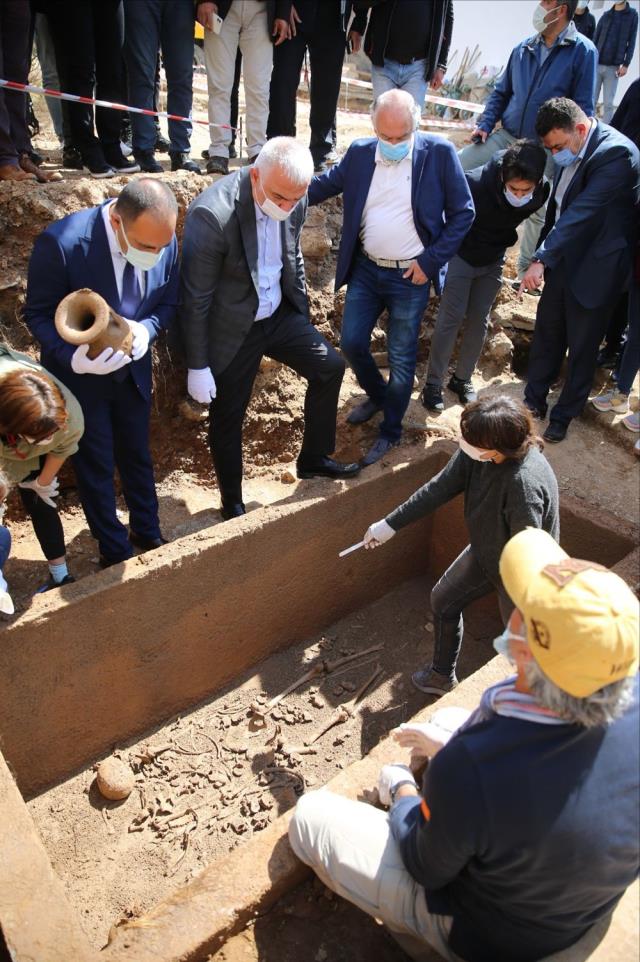 Bodrum'da bulunan 2 bin 400 yıllık lahidin kapağı ilk kez açıldı