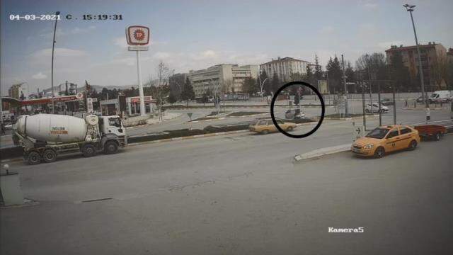 Ecel yaya geçidinde yakaladı! Kaza anı saniye saniye kameraya yansıdı Ecel yaya geçidinde yakaladı! Kaza anı saniye saniye kameraya yansıdı