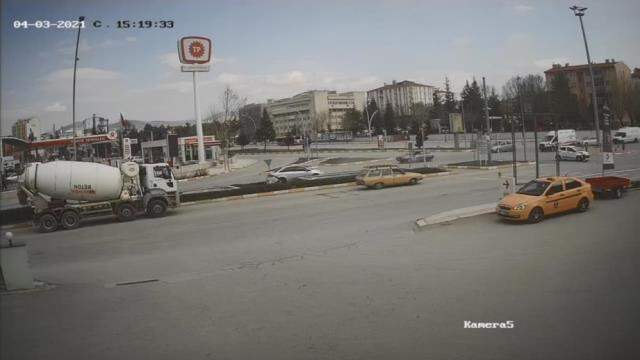 Ecel yaya geçidinde yakaladı! Kaza anı saniye saniye kameraya yansıdı Ecel yaya geçidinde yakaladı! Kaza anı saniye saniye kameraya yansıdı