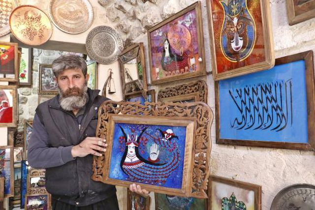 Cam üzerine Şahmeran işleyen Mardinli sanatkarın ünü Avrupa'ya yayıldı