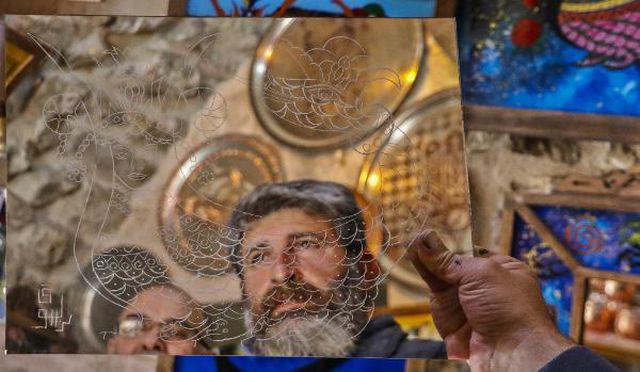 Cam üzerine Şahmeran işleyen Mardinli sanatkarın ünü Avrupa'ya yayıldı