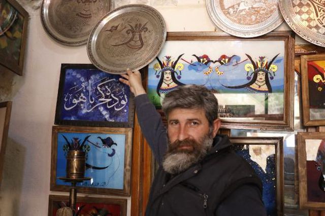 Cam üzerine Şahmeran işleyen Mardinli sanatkarın ünü Avrupa'ya yayıldı