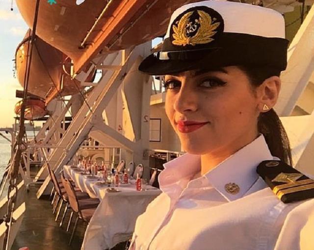 Dünya ticaretine ağır darbe vuran geminin faturası Mısır'ın ilk kadın kaptanına kesildi