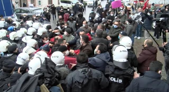 İstanbul'da gerginlik! Yolu kapatan mahalle halkına polis ekipleri müdahale etti