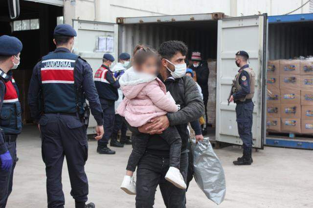 Bisküvi taşıyan konteynerlerin içinde aralarında çocukların da bulunduğu çok sayıda göçmen yakalandı Bisküvi taşıyan konteynerlerin içinde aralarında çocukların da bulunduğu çok sayıda göçmen yakalandı