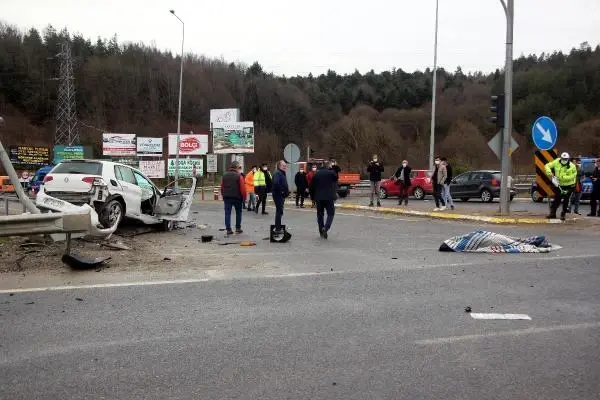 Çarpışan otomobilden yola fırlayıp yaşamını yitirdi, yakınları gözyaşlarına hakim olamadı