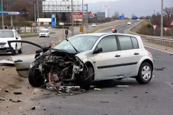 Çarpışan otomobilden yola fırlayıp yaşamını yitirdi, yakınları gözyaşlarına hakim olamadı