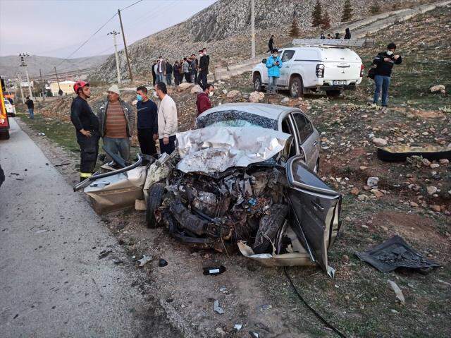 Ambulans ile otomobil kafa kafaya çarpıştı: 3 ölü, 3 yaralı Ambulans ile otomobil kafa kafaya çarpıştı: 3 ölü, 3 yaralı