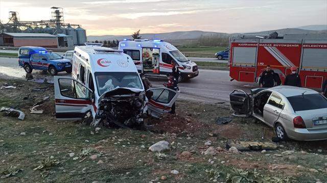 Ambulans ile otomobil kafa kafaya çarpıştı: 3 ölü, 3 yaralı Ambulans ile otomobil kafa kafaya çarpıştı: 3 ölü, 3 yaralı