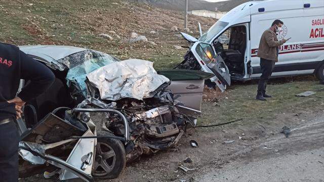 Ambulans ile otomobil kafa kafaya çarpıştı: 3 ölü, 3 yaralı Ambulans ile otomobil kafa kafaya çarpıştı: 3 ölü, 3 yaralı