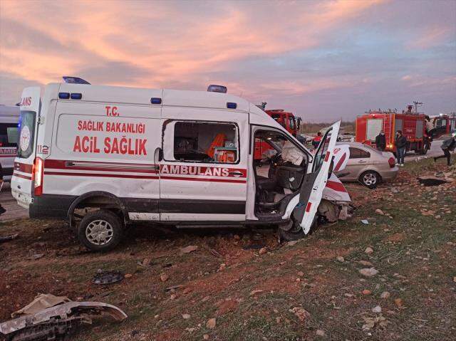 Ambulans ile otomobil kafa kafaya çarpıştı: 3 ölü, 3 yaralı Ambulans ile otomobil kafa kafaya çarpıştı: 3 ölü, 3 yaralı