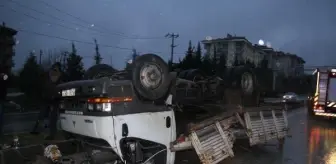 Manisa'da TIR'ın çarptığı kamyonet takla atıp, karşı şeride geçti: 4 yaralı