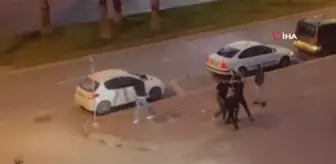 Tartıştığı motosiklet sürücüsünün kafasına kask ile vurdu... O anlar kamerada