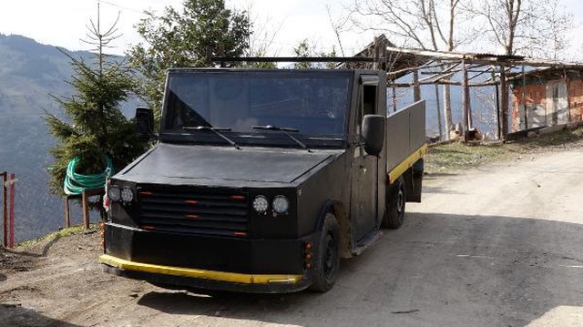 Trabzonlu genç, hurda otomobil parçalarıyla saatte 100 kilometre gidebilen kamyonet yaptı Trabzonlu genç, hurda otomobil parçalarıyla saatte 100 kilometre gidebilen kamyonet yaptı