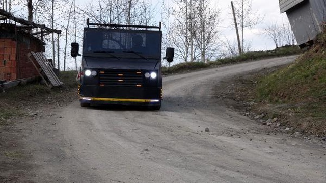 Trabzonlu genç, hurda otomobil parçalarıyla saatte 100 kilometre gidebilen kamyonet yaptı Trabzonlu genç, hurda otomobil parçalarıyla saatte 100 kilometre gidebilen kamyonet yaptı