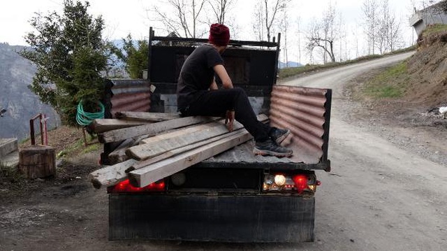 Trabzonlu genç, hurda otomobil parçalarıyla saatte 100 kilometre gidebilen kamyonet yaptı Trabzonlu genç, hurda otomobil parçalarıyla saatte 100 kilometre gidebilen kamyonet yaptı