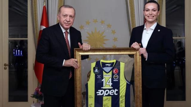 Fenerbahçeli voleybolcu Melissa Teessa Vargas Türk oldu, kimliğini Cumhurbaşkanı Erdoğan verdi