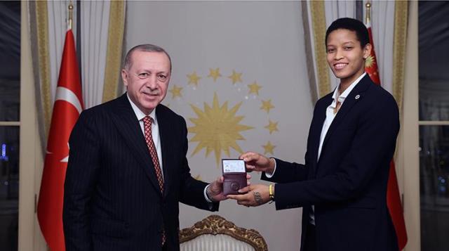 Fenerbahçeli voleybolcu Melissa Teessa Vargas Türk oldu, kimliğini Cumhurbaşkanı Erdoğan verdi