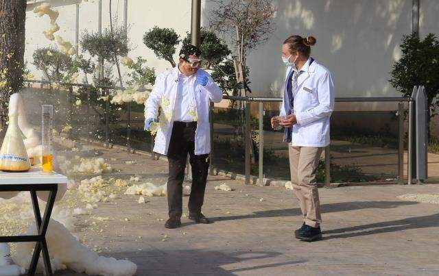 Kepez Belediye Başkanı Tütüncü, öğrencilerle birlikte deney yaparken patlama yaşandı Kepez Belediye Başkanı Tütüncü, öğrencilerle birlikte deney yaparken patlama yaşandı