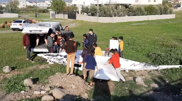 Osmaniye'de garip bir olay, hava aracı düştüğünü duyan koşup geldi Osmaniye'de garip bir olay, hava aracı düştüğünü duyan koşup geldi
