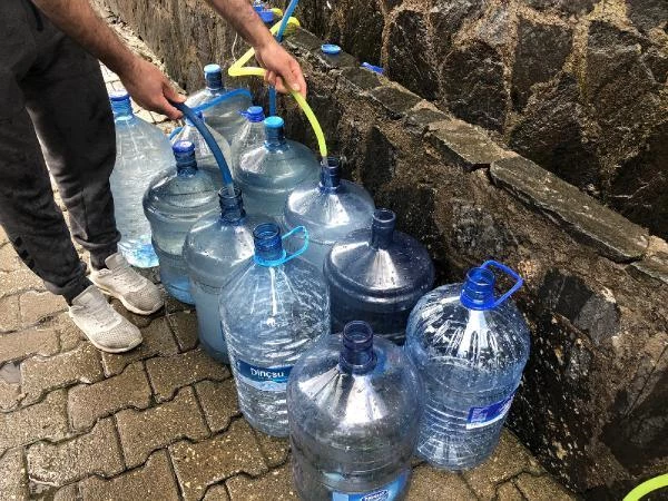 Ramazan öncesi kaynak suyu almak isteyen vatandaşlar 5 kilometrelik kuyrukta bekledi