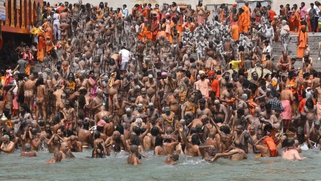Covid-19: Hindistan'da salgına rağmen, milyonlarca insan kutsal gün için nehirde yıkandı
