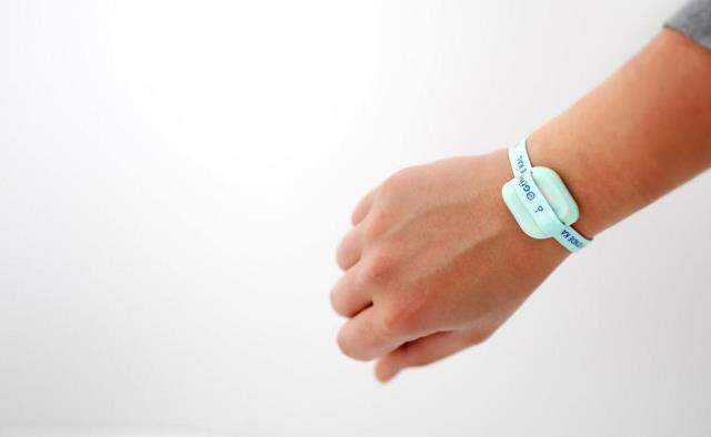 KKTC'de karantinaya girenler 750 liralık elektronik bileklilerle takip edilecek KKTC'de karantinaya girenler 750 liralık elektronik bileklilerle takip edilecek