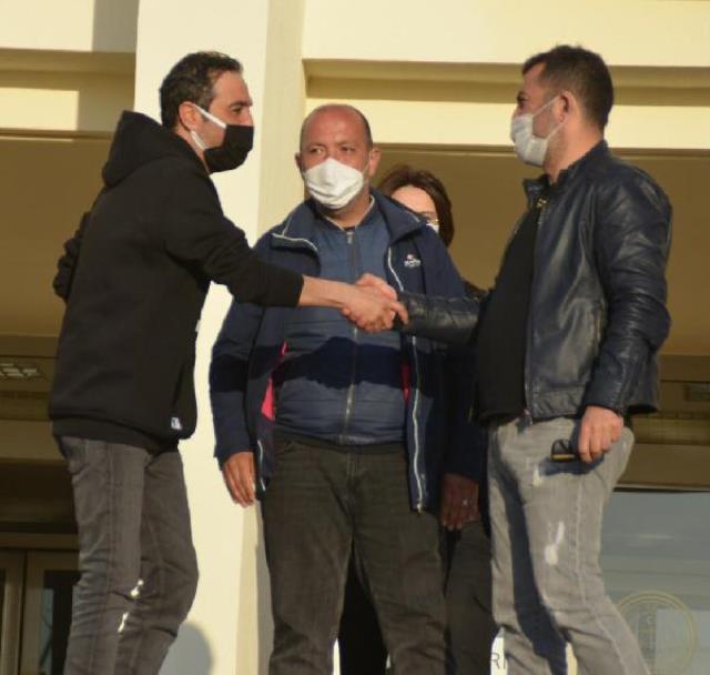 Silahlı kavgaya karışan oyuncu Mustafa Üstündağ'ın arabada kucağına oturan kişi Kısmetse Olur yarışmacısı çıktı