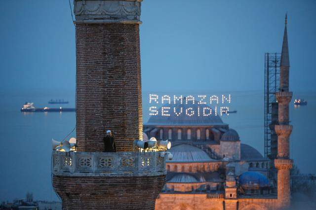 Ayasofya Camii'nde 87 yıl sonra ilk iftar ezanı okundu Ayasofya Camii'nde 87 yıl sonra ilk iftar ezanı okundu