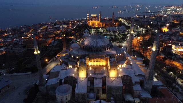 Ayasofya Camii'nde 87 yıl sonra ilk iftar ezanı okundu Ayasofya Camii'nde 87 yıl sonra ilk iftar ezanı okundu