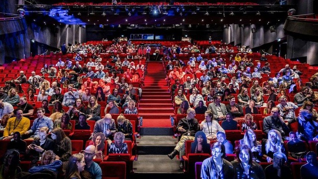 Covid: Hollanda'nın Utrecht kentinde bazı kafe ve restoranlar 'koronavirüs deneyi' için 4 günlüğüne açıldı