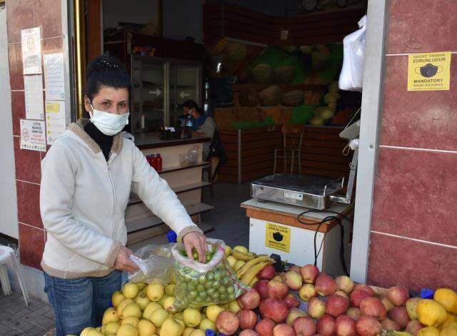 Kilosu 100 liradan satılan erik, tezgaha iner inmez tükendi Kilosu 100 liradan satılan erik, tezgaha iner inmez tükendi