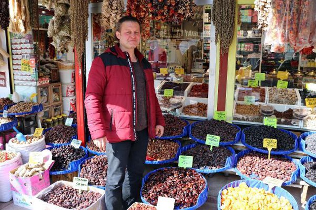 Gıda teröristleri yine iş başında: Hurmayı tatlandırmak için glikoz şuruplu suya batırıyorlar Gıda teröristleri yine iş başında: Hurmayı tatlandırmak için glikoz şuruplu suya batırıyorlar