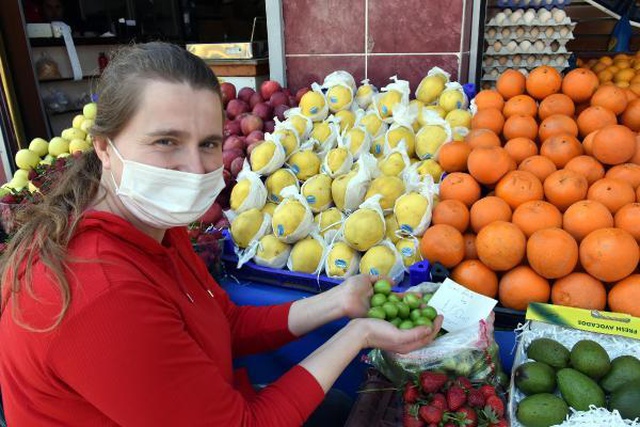 Kilosu 100 liradan satılan erik, tezgaha iner inmez tükendi Kilosu 100 liradan satılan erik, tezgaha iner inmez tükendi