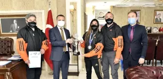 Gümüşhane Valisi Taşbilek başarılı sporcu Azizoğlu'nu altınla ödüllendirdi