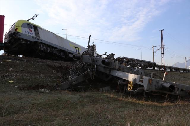 Yük trenleri çarpıştı, vagonlar ters döndü! Feci kazada 2 makinist yaralandı