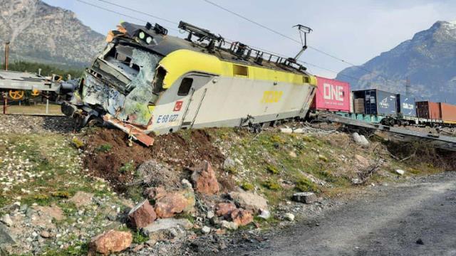 Yük trenleri çarpıştı, vagonlar ters döndü! Feci kazada 2 makinist yaralandı