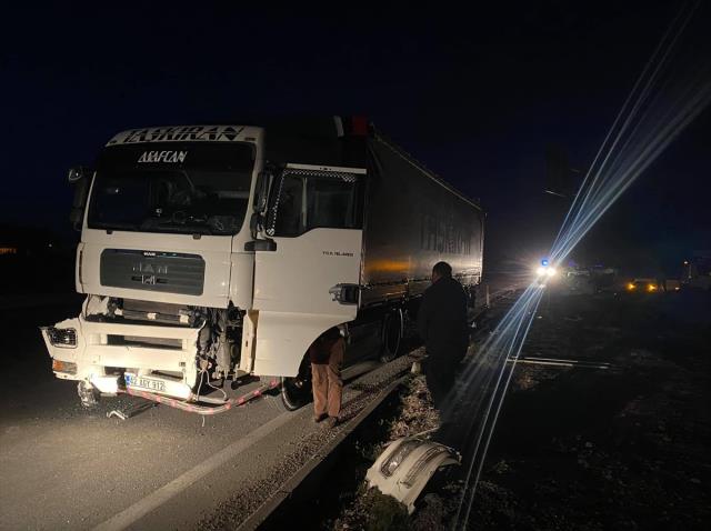 Afyonkarahisar'da tır ile otomobil çarpıştı, 3 kişi öldü