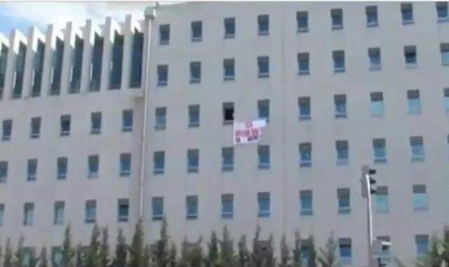 CHP'li Tanal TBMM'deki odasına '128 milyar dolar nerede?' pankartı astı! İndirmek için Meclis'e itfaiye geldi CHP'li Tanal TBMM'deki odasına '128 milyar dolar nerede?' pankartı astı! İndirmek için Meclis'e itfaiye geldi