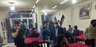 Kısıtlamada 'yok artık dedirten görüntü'...Polisi karşısında gördü, iskambil oynamaya devam etti