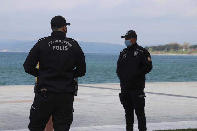 Vaka sayısında Türkiye üçüncüsü olan kentte sahiller ve parklar kapatıldı Vaka sayısında Türkiye üçüncüsü olan kentte sahiller ve parklar kapatıldı