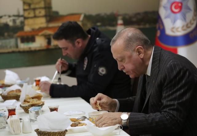 Cumhurbaşkanı Erdoğan ve Bakan Soylu, Çengelköy Polis Merkezi'nde iftar yaptı