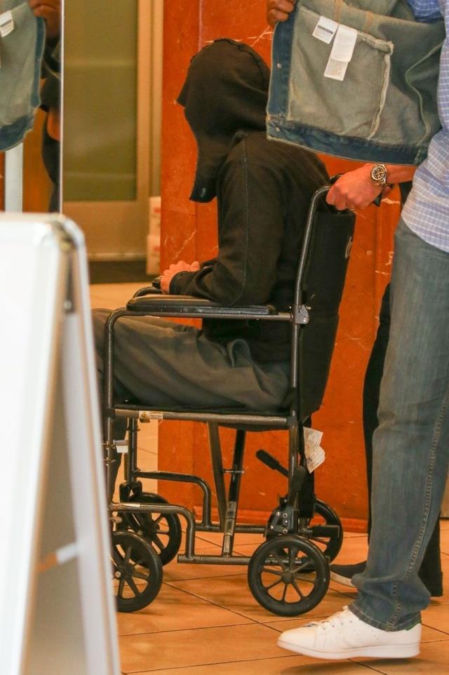 Hollywood yıldızı Brad Pitt, tekerlekli sandalye ile görüntülendi