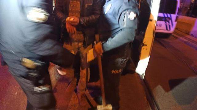 Korkulukları haç işareti sanan adam camiye balyozla saldırdı: Emir geldi, ben de yaptım Korkulukları haç işareti sanan adam camiye balyozla saldırdı: Emir geldi, ben de yaptım