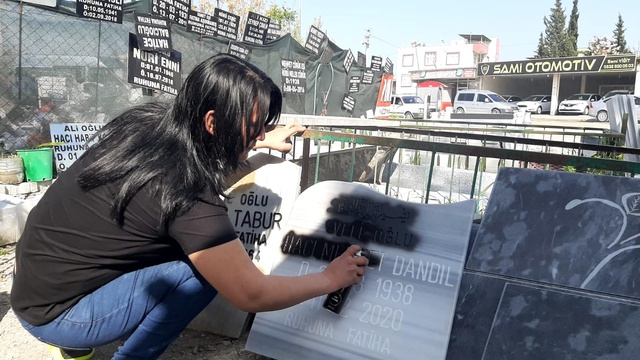 Mermer ustası kadın, kocasından öğrendiği mezar taşı işini kendi sürdürüyor Mermer ustası kadın, kocasından öğrendiği mezar taşı işini kendi sürdürüyor